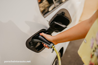 VW-E-GOLF-DOSEG-DOMET-BATERIJA-CENA-CENIK-porsche-inter-auto-zaloga-rabljeni-jan-gr_1