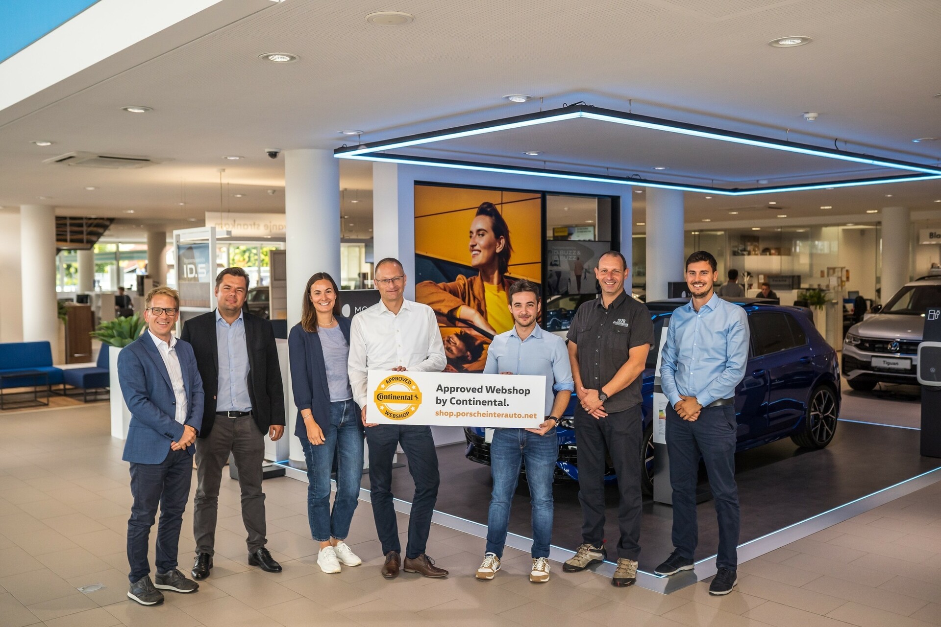 Na fotografiji od leve proti desni: Igor Kocjančič, vodja Marketinga, Porsche Inter Auto, Balint Szarka, Head of OEM Aftersales & Business Development Manager SEE (Southeast Europe), Continental, Zita Koch, Business Development Manager, OEM Aftersales EMEA, Business Area Replacement Tires EME, Continental, Patrick Leuschner, International Key Account Manager VW Group OEM Aftersales, Business Area Replacement Tires EMEA, Continental, Matic Tomažič, Digitalni Marketing, Porsche Inter Auto, Marko Gerjevič, Vodja Skladišča, Porsche Ljubljana, Porsche Inter Auto, Vid Pučko, Key Account Manager OEM - Continental Tires, Continental