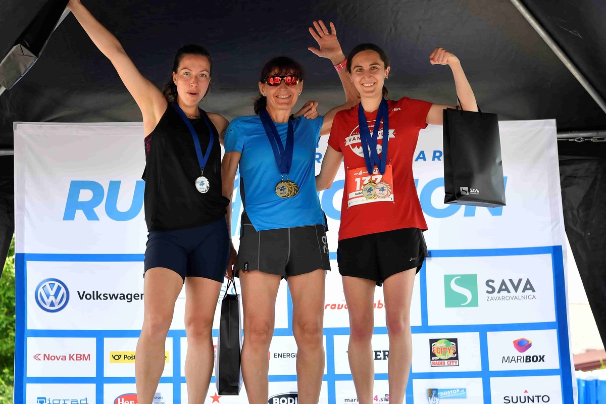 Ambasadorka dogodka Helena Javornik je zmagala na 21-kilometrski trasi. Ob njej Anja Zlatečan (levo) in Gabriela Ziomek (desno).