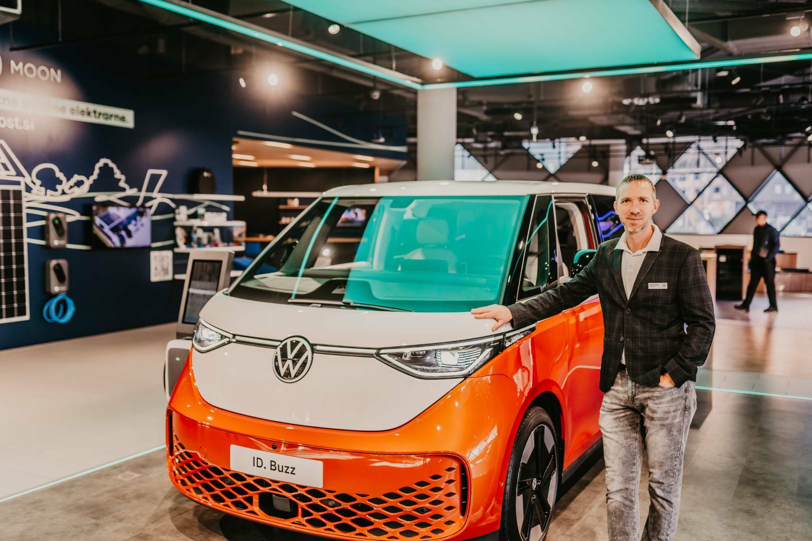 VW ID. Buzz in Andrej Hrastar, vodja ID. Hub (Aleja, Šiška)