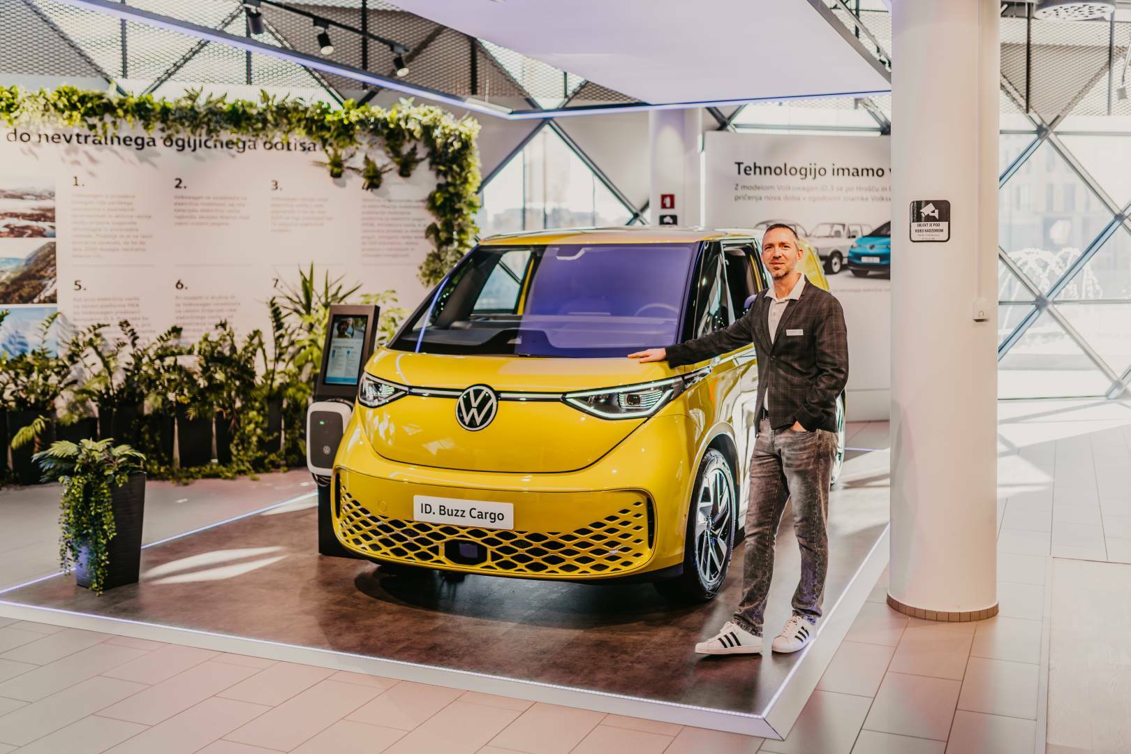 VW ID. Buzz Cargo in Andrej Hrastar, vodja ID. Hub (Aleja, Šiška)