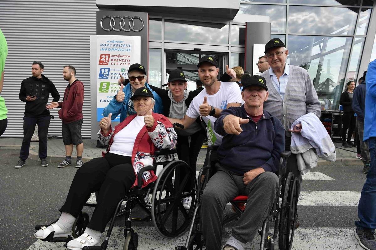 Ambasadorka dogodka Helena Javornik je zmagala na 21-kilometrski trasi. Ob njej Anja Zlatečan (levo) in Gabriela Ziomek (desno).