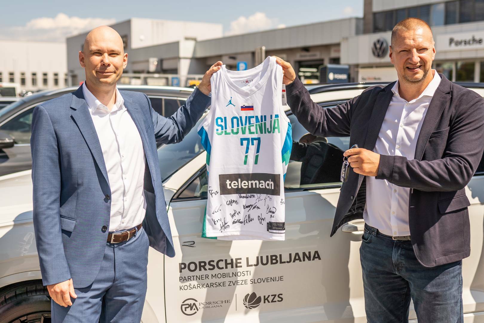 Na fotografiji: Boštjan Šuntner, direktor Porsche Ljubljana in Matej Erjavec, predsednik KZS