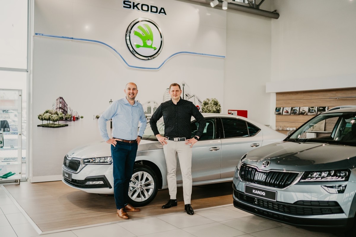 Prodajna svetovalca Jan Muženič in Jernej Bizjak ob novi Octavii