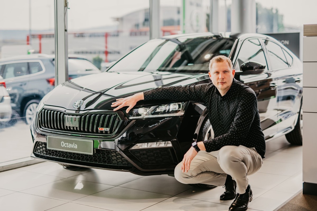 Prodajni svetovalec Jernej Bizjak pri modelu Octavia RS