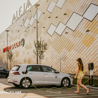 TEST: Volkswagen e-Golf - doseg in kako poteka polnjenje?