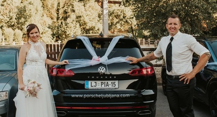 Ona-on poročni dan z novim Volkswagen Touaregom!