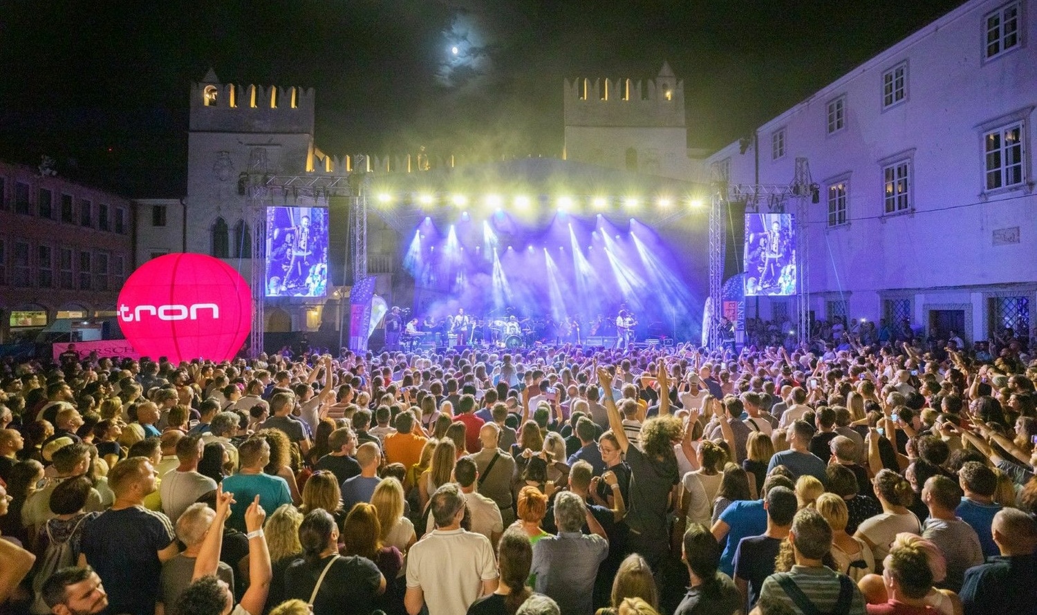 Queen Symphony letni koncert na obali in Porsche Koper - Audi